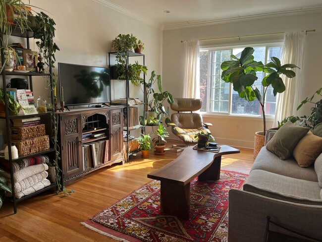 Building Photo - 1039 Channing