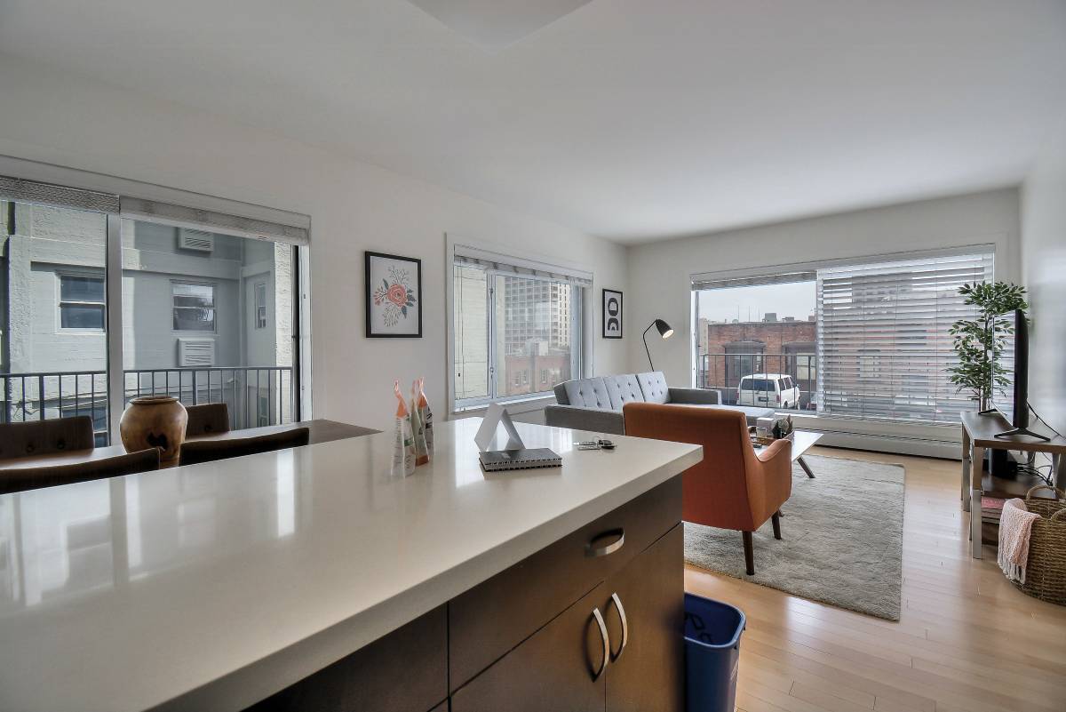 One Bedroom - Open Kitchen Layout w/ Breakfast Bar - Pinnacle at Nob Hill