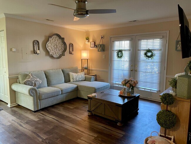 Foto del edificio - "Exquisite Living at 403 Firethorne: Your ...