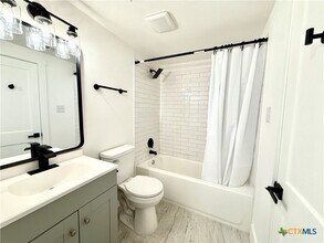 Building Photo - 2204 W San Antonio St