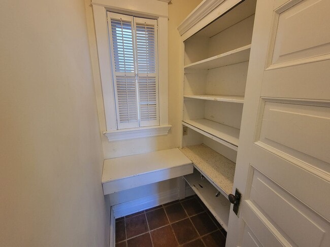 Building Photo - AVAILABLE JUNE 1st - 5 Bed 1.5 Bath Located In East Hillside