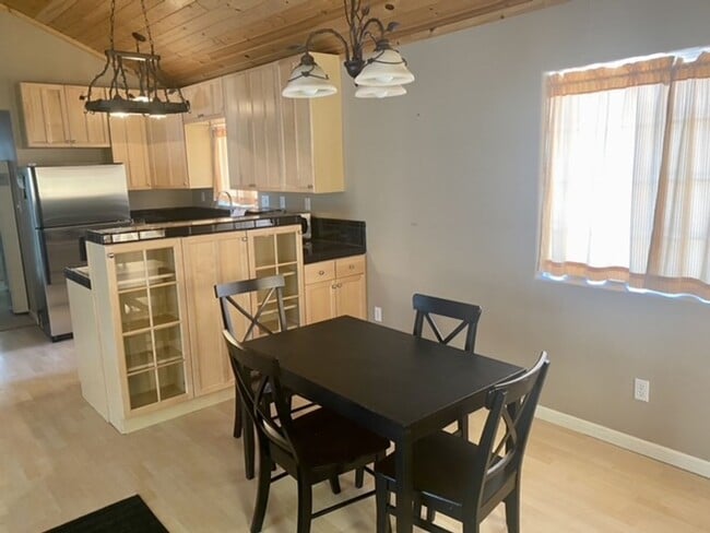 Foto del edificio - Charming 3-Bedroom Cottage with Fenced Yar...