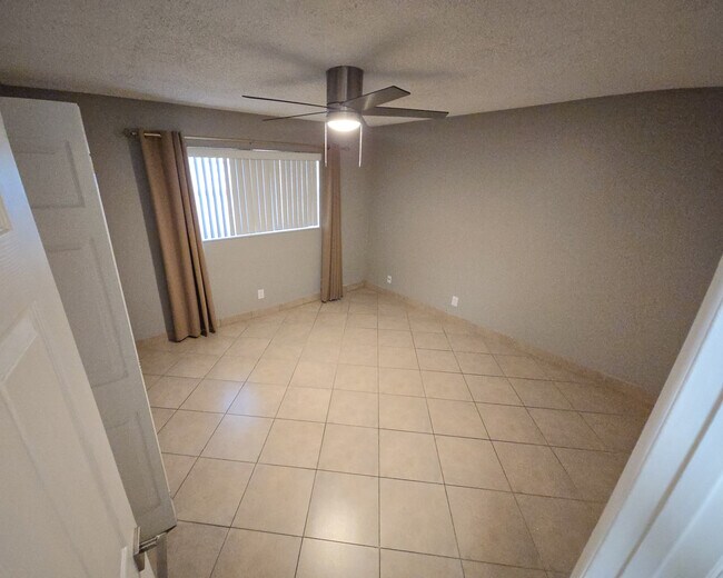 Dormitorio principal 2 - 10911 NW 45th St