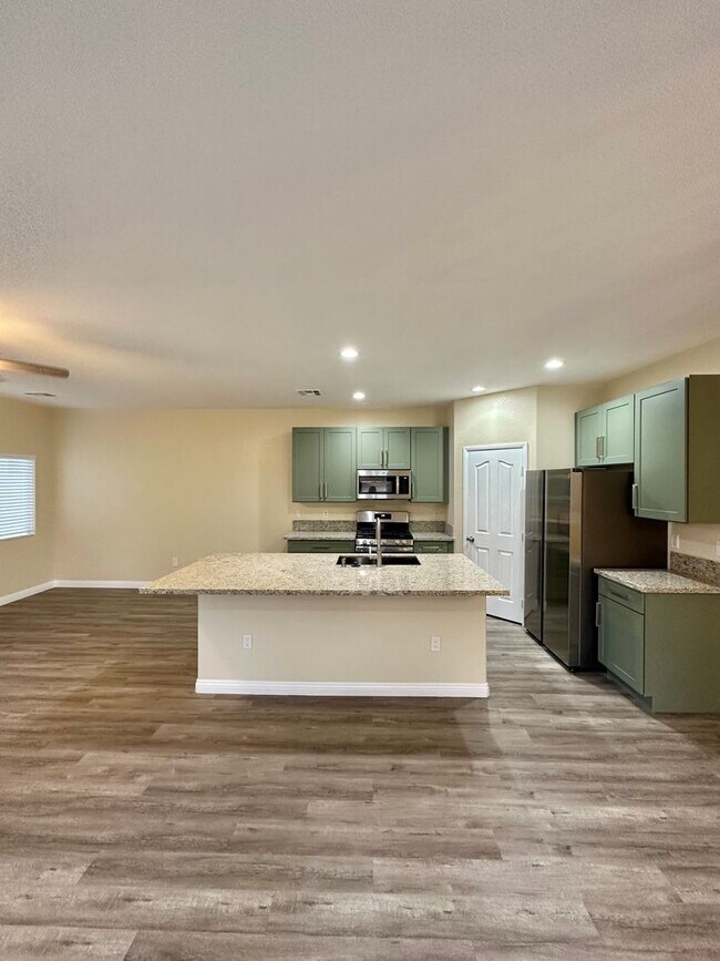Building Photo - IMMACULATE REMODLED 2 STORY TOWNHOME IN HE...