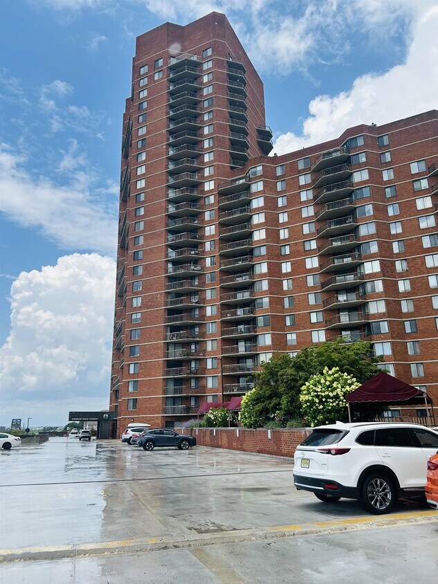 Foto principal - 1040 Harmon Cove Tower