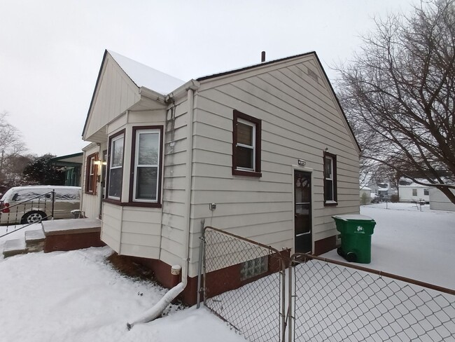 Building Photo - 2 Bedroom 1 Bathroom Eastpointe Ranch Home...