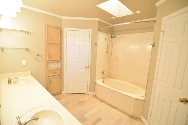 Foto del edificio - 3805 Lone Oak Dr