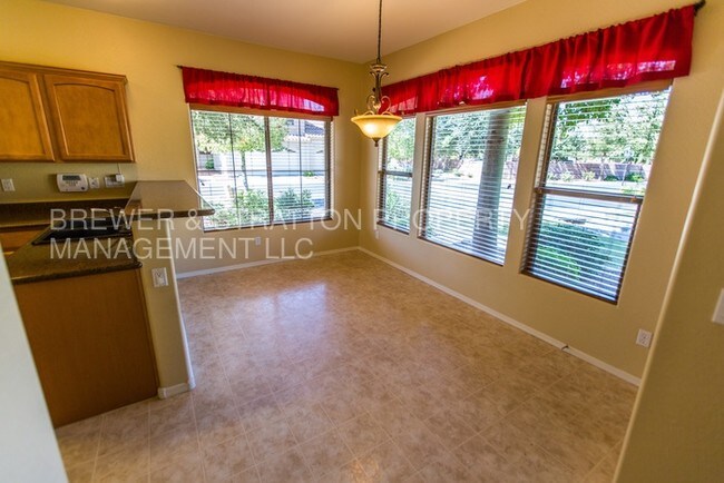 Building Photo - 2600 E Springfield Pl