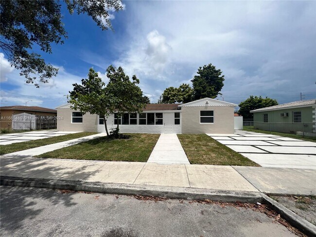 Building Photo - 27 NE 5th Ave