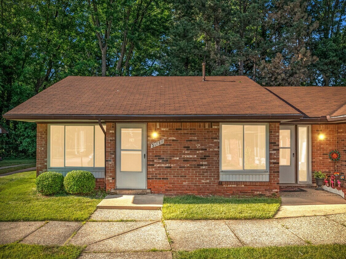 Foto principal - 31701 Hoover Rd