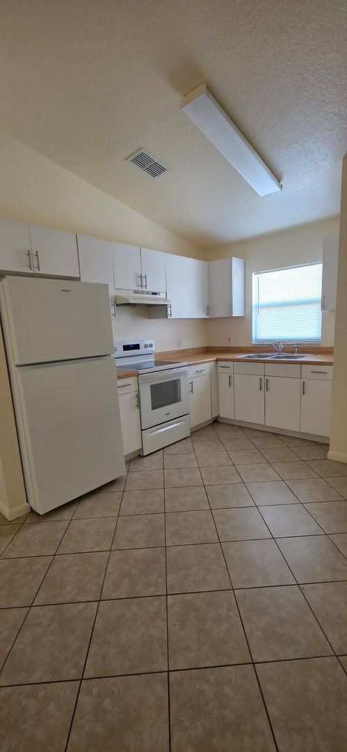 Building Photo - Clean 2BR Apartment with Washer & Dryer Included