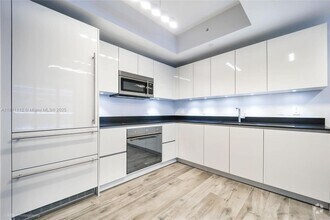 Building Photo - 1010 Brickell Ave