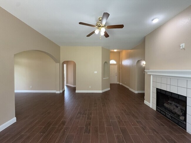 Foto del edificio - 317 Oak Meadow Ln