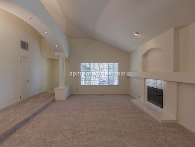 Foto del edificio - Elegant 4 Bedroom, 3 bath, 3-Car Garage in...