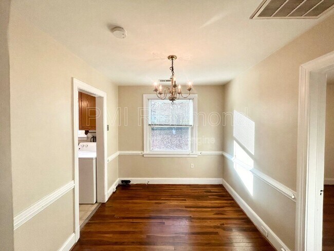 Foto del edificio - 2705 Dellrose Ave