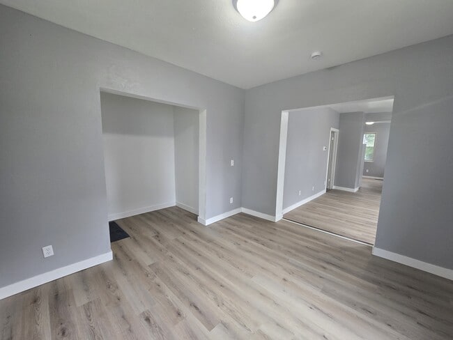 Building Photo - 1527 4th Ave SE