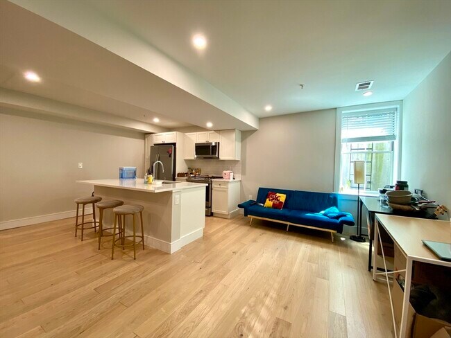 Foto del edificio - 13 Greylock Rd