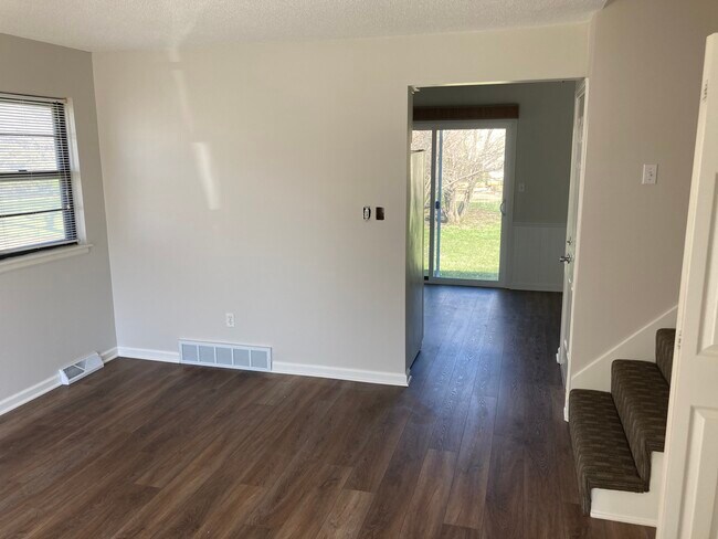 Building Photo - 1404 E Willow Dr
