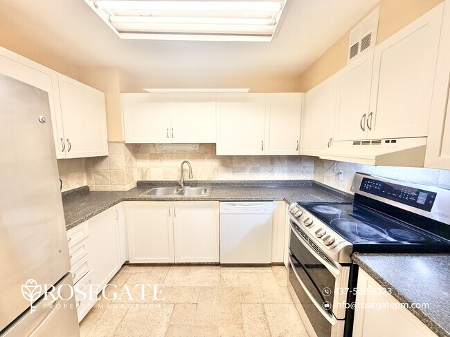 Photo du bâtiment - Spacious 3-Bedroom Condo with Parking & Stainless Steel Appliances – Kitchener