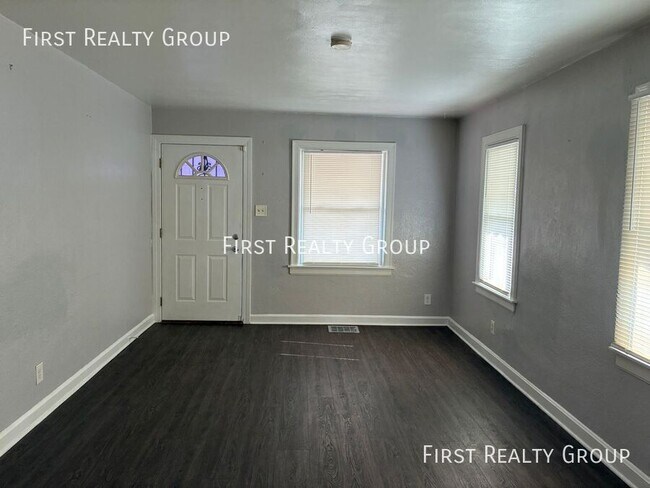 Building Photo - 425 Elmhurst Rd