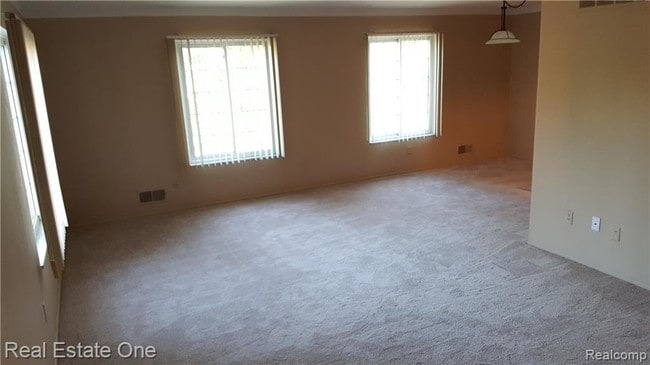 Building Photo - 676 E Fox Hills Dr