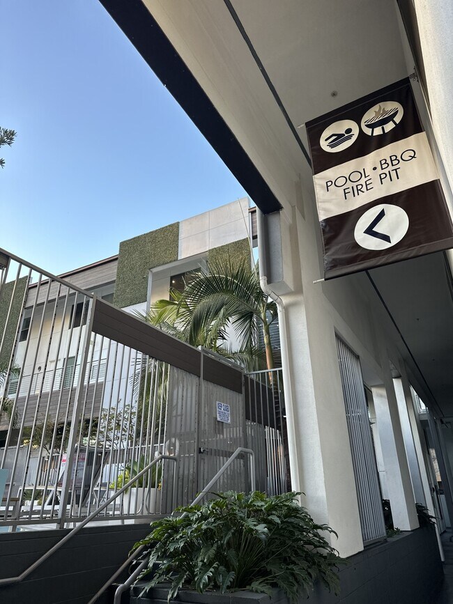 Foto del edificio - 2627 S Hoover St