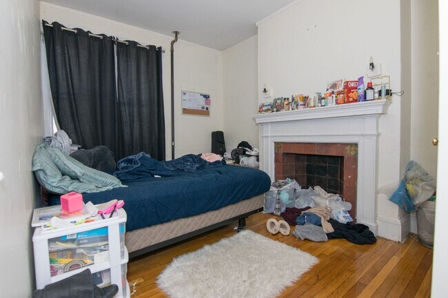 Building Photo - BROOKLINE 4 BED/1.5 BATH RIGHT ACROSS FROM B.U.!!!!