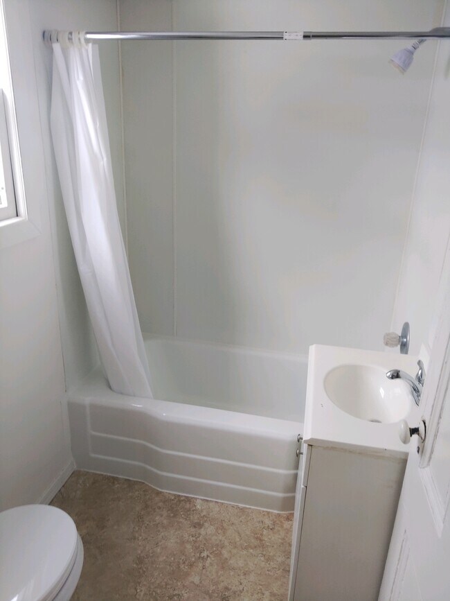 Full Bath - 4 Bailey Creek Rd