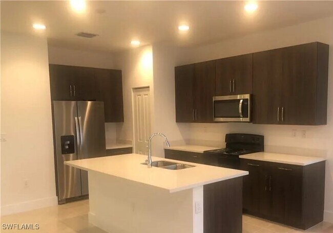Foto del edificio - 5450 Cassidy Ln