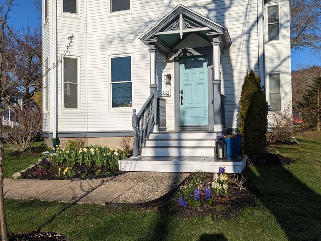Front of House - 232 Broadway