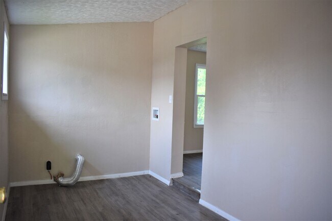 Foto del edificio - LEASE PENDING AS OF 05/06/2025: Lovely 3 b...