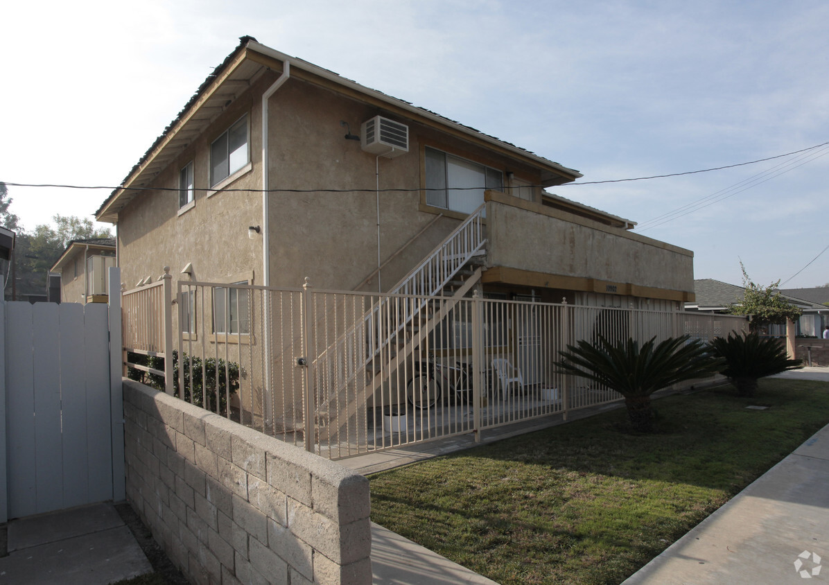 Foto principal - 10902-10912 Lampson Ave