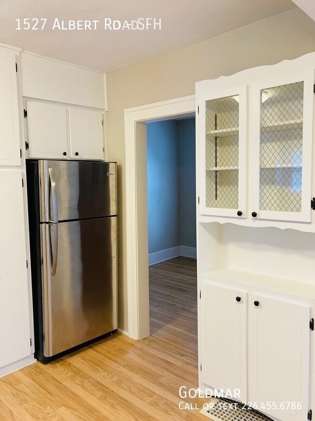Building Photo - NEW LISTING Two Bedroom + Den Home