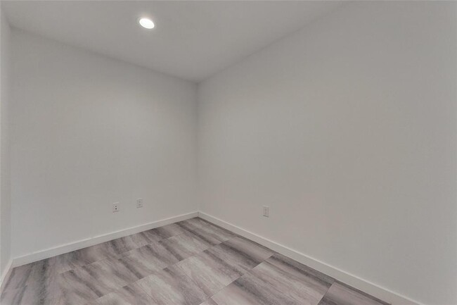 Building Photo - 1511 S Akard St