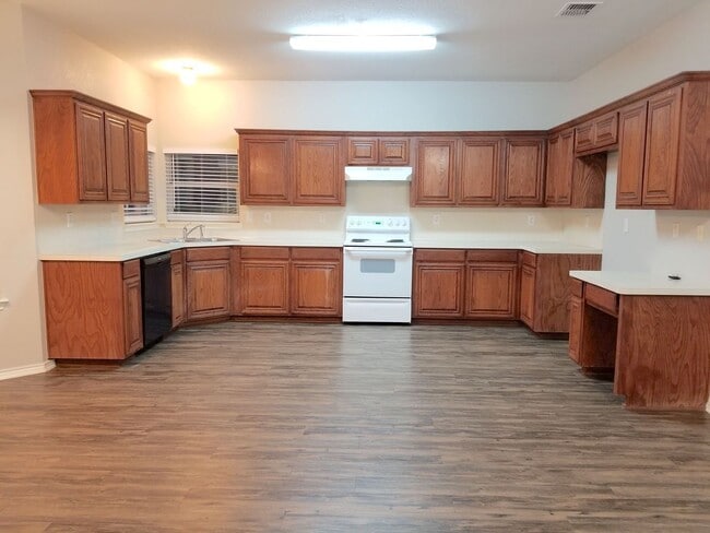 Building Photo - Spacious Rental Home!