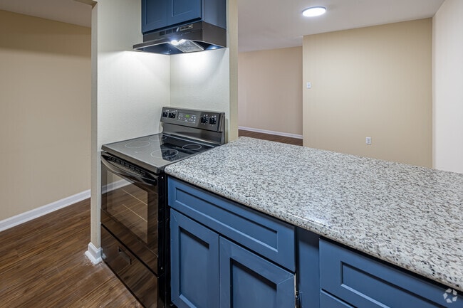 3BR, 3BA - 1,043SF - Kitchen - Tiger Den Apartments