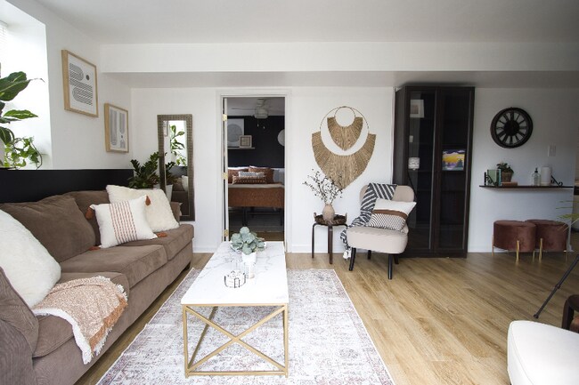 Foto del edificio - 5700 Woodbine Court