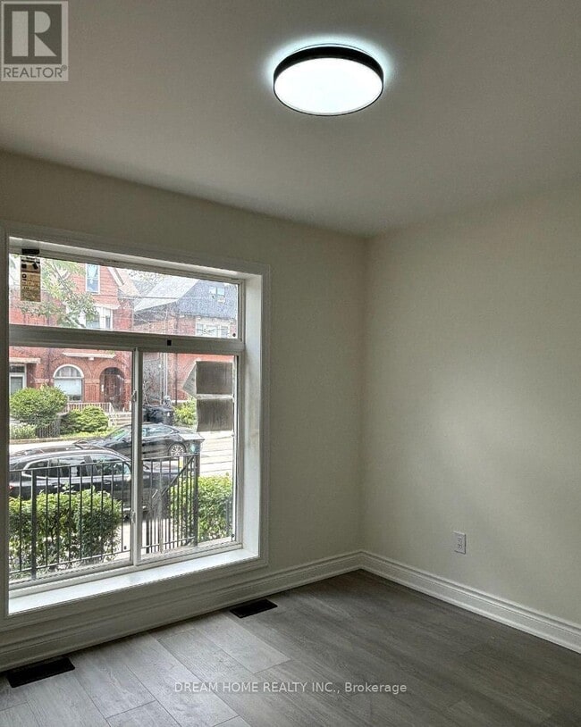 Building Photo - 643 Bathurst St