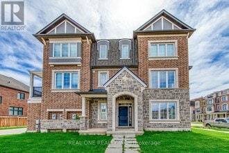 Building Photo - 1402 Lakeport Cres
