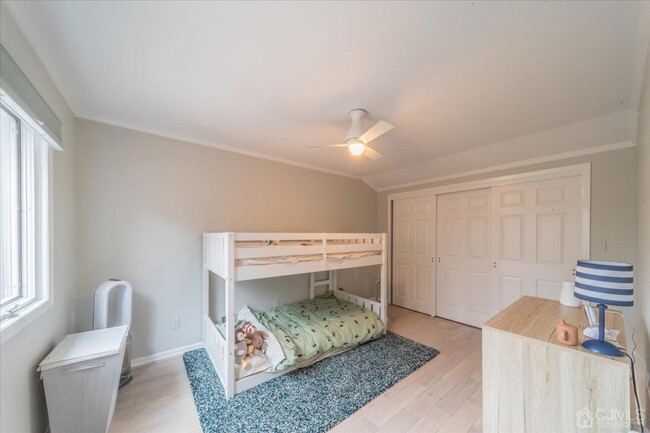 Building Photo - 378 Sayre Dr