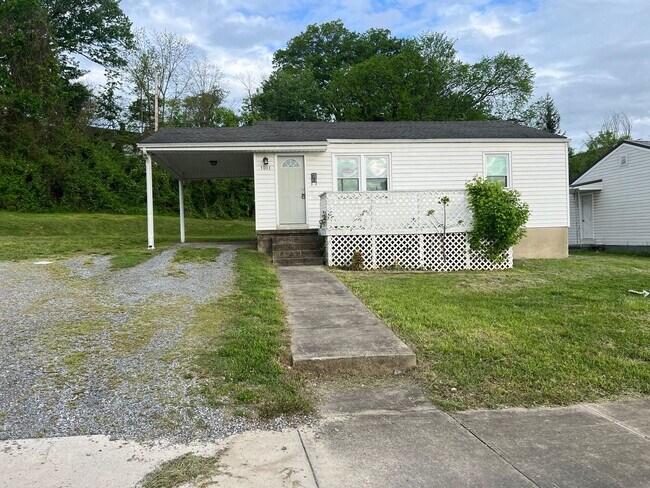 Building Photo - 2 bed 1 bath house- walking distance to Ho...