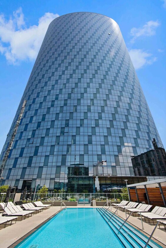 Primary Photo - Luxury In The Heart of West Loop!