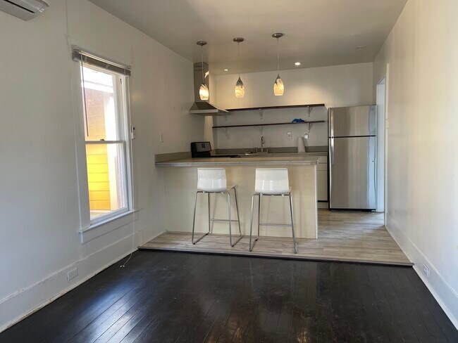 Building Photo - 1820 N Comal