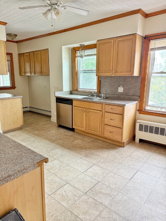 Foto del edificio - Spacious 3 Bedroom, 1 bath in prime Quincy location!