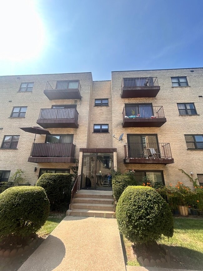 Building Photo - 2615 W Foster Ave