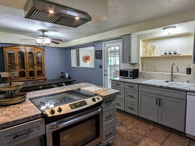 Building Photo - 4 Bedroom Single Family Home in Sierra Vista