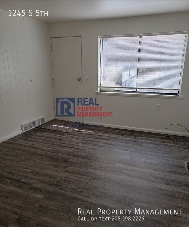 Building Photo - 2 bedroom 1 bathroom - Newly updated