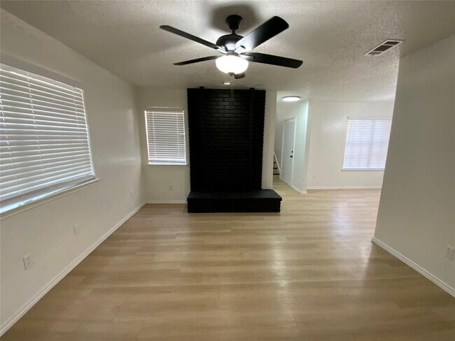 Foto del edificio - 9524 Woodvale Dr
