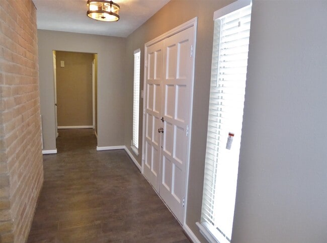 Building Photo - 21311 Park Mt Dr