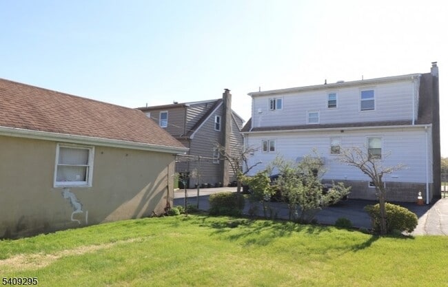 Building Photo - 172 Kanouse St